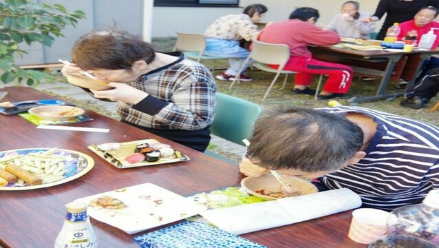 10月 20 日にバーベキューをしました。夏は暑くて外での飲食は難しいですが、この時期は秋風も心地よく、外での食事は格別です ! いつもと違う場所、雰囲気で皆さんでワイワイしながら楽しみました。