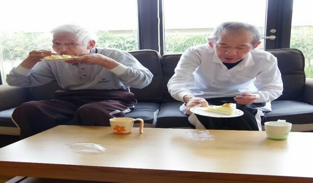 はばたき棟は定期的におやつ作りをして、お茶の時間に皆さんで食べることもありますが、この日は買ってきたケーキを召し上がられました。手作りおやつもいいですが、たまには買って食べるおやつもおいしいですよね☆
